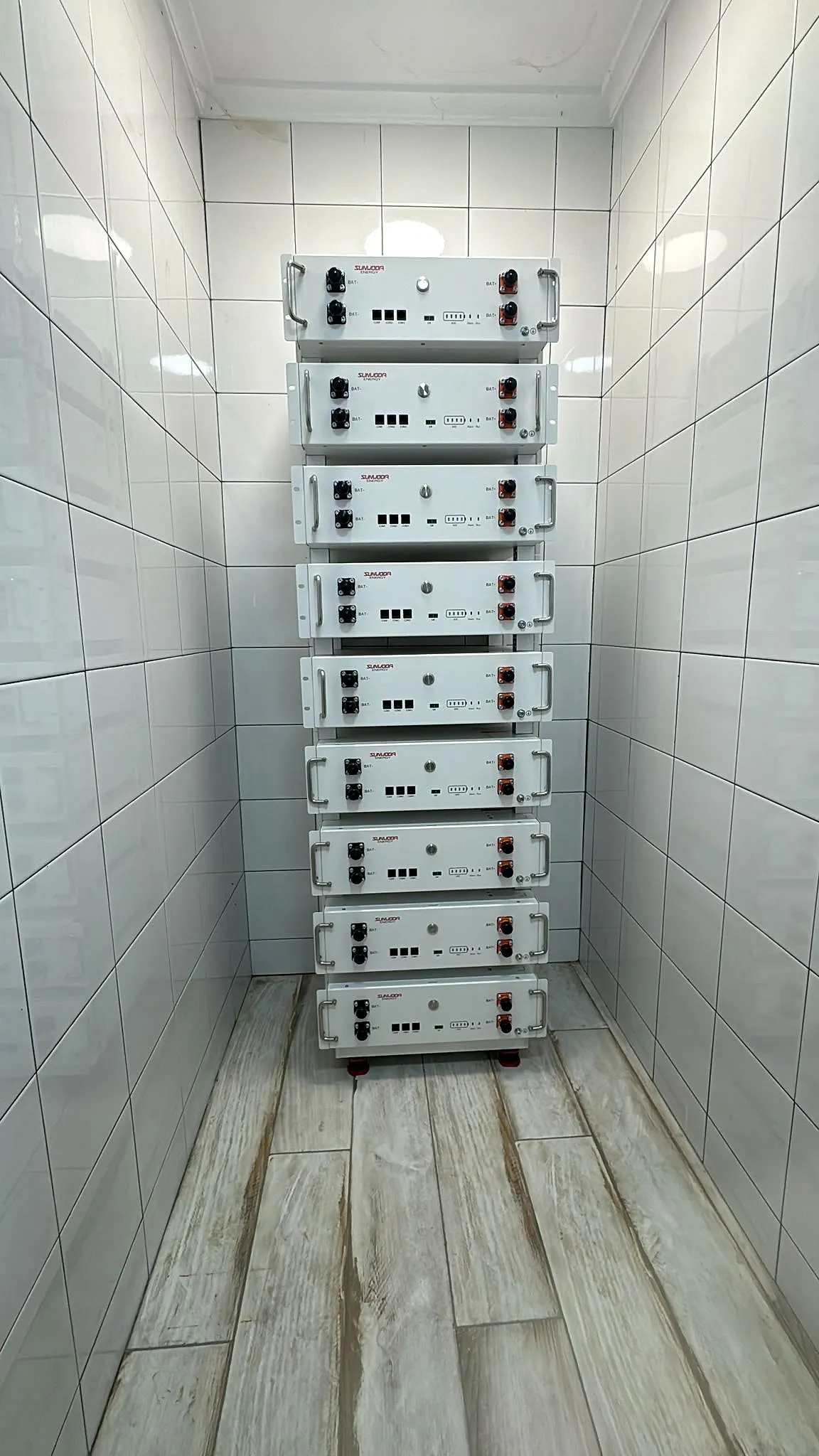 Banco de nueve módulos de batería de litio montados en un rack