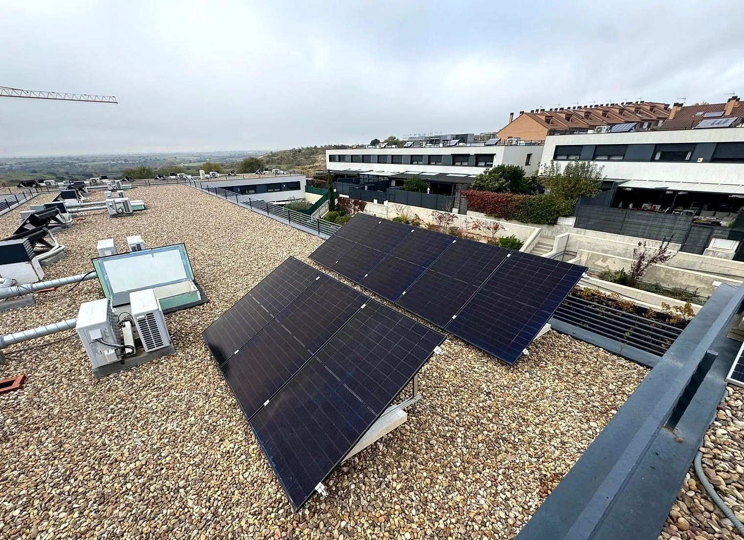 Paneles solares sobre estructura inclinada en una cubierta plana de grava