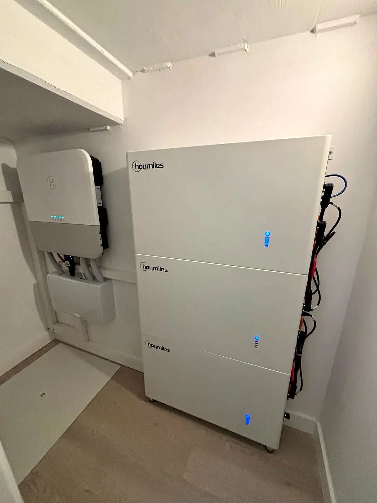 Inversor híbrido Hoymiles con baterías apilables instaladas en un cuarto interior